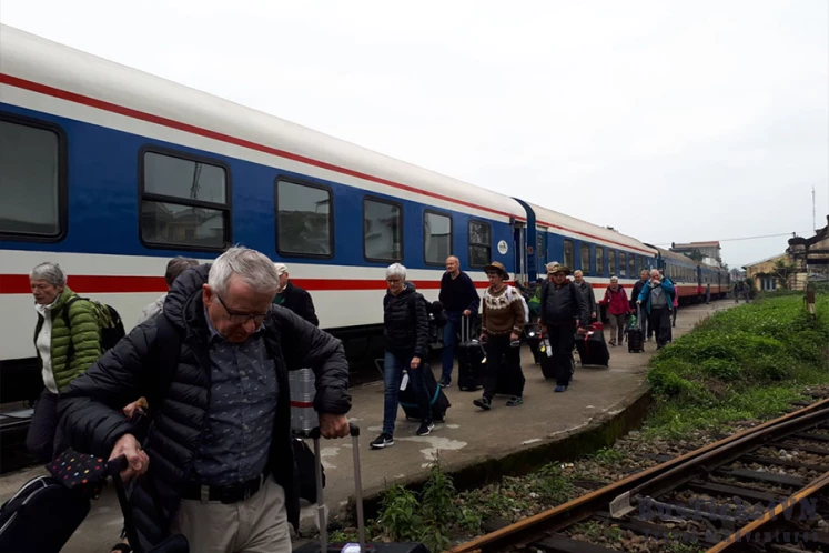 Orient Express train Hanoi to Sapa - Shared service - Slide 2